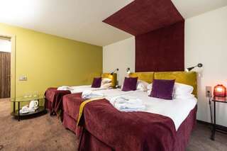 Отель HOF HOTEL Каунас Трехместный номер с балконом-1