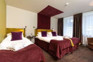 Отель HOF HOTEL Каунас Трехместный номер с балконом-2