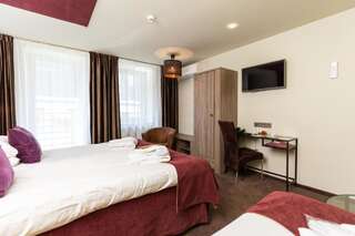 Отель HOF HOTEL Каунас Трехместный номер с балконом-3